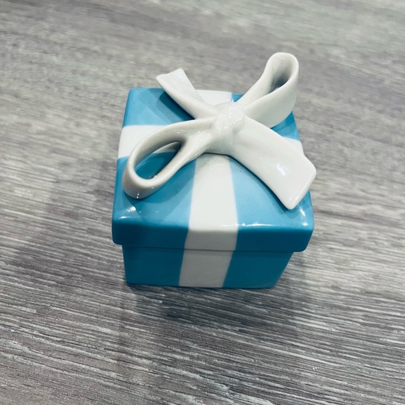 Tiffany blue porcelain Trinket Box - Picture 2 of 14